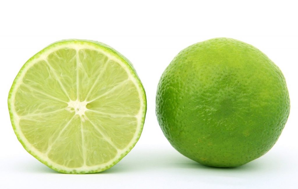 Cara Membuat Jeniper, Minuman Jeruk Nipis Peras Yang Kaya Manfaat