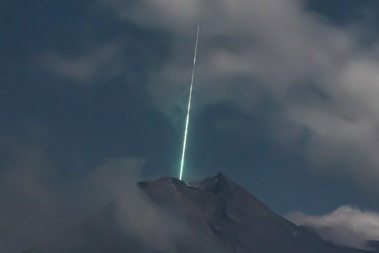 Foto Meteor Jatuh Di Puncak Merapi