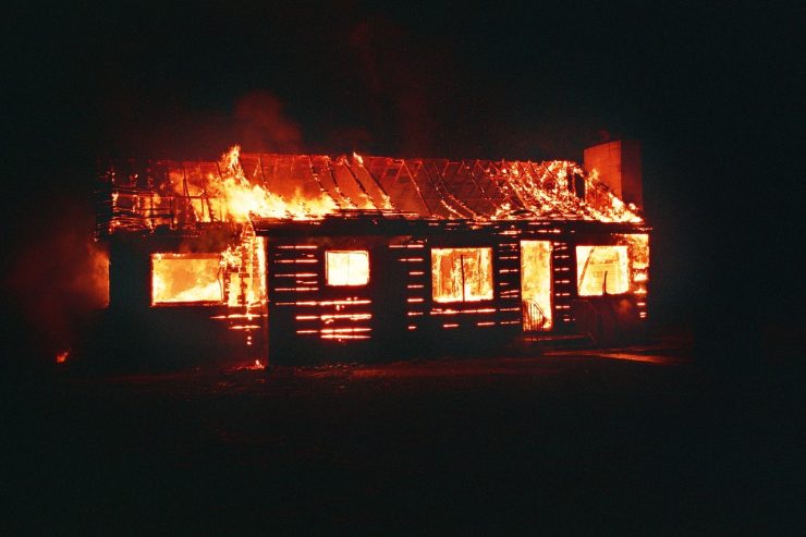 Arti Mimpi Rumah Terbakar, Mulai Rumah Sendiri, Tetangga, Mertua Hingga Orang Tak Dikenal