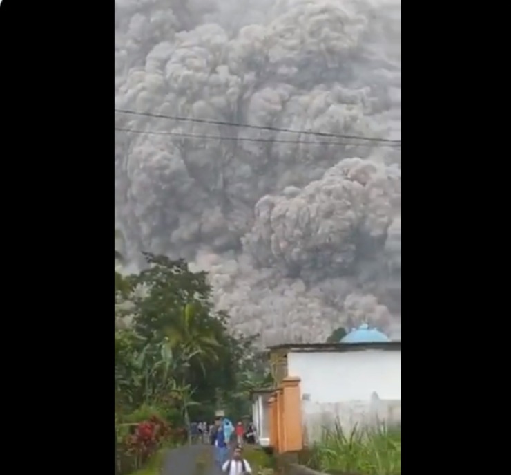 Gunung Semeru meletus