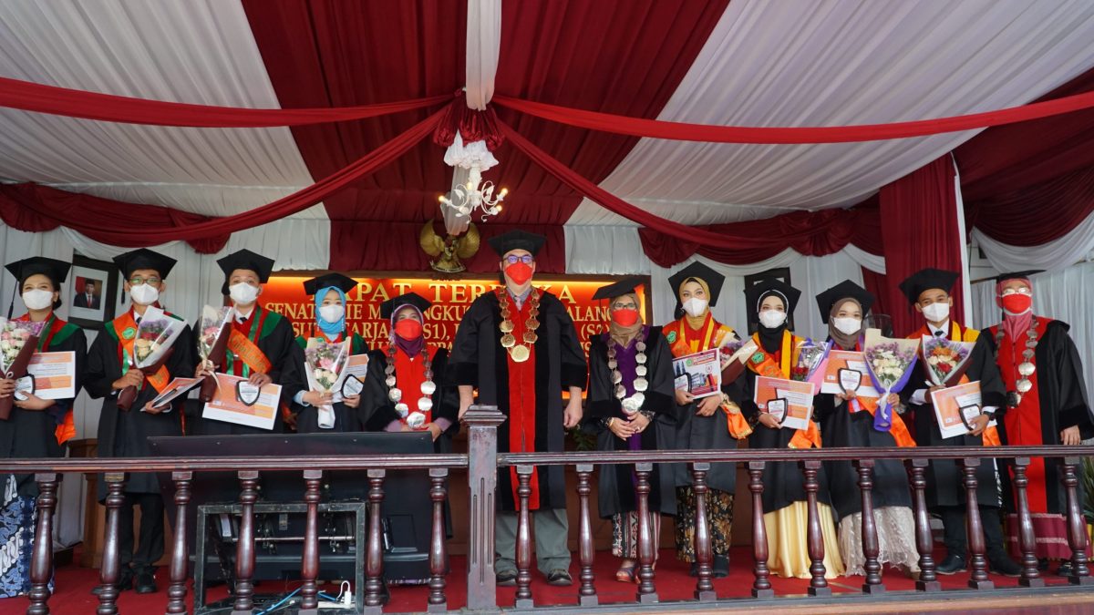 Acara Wisuda STIE Malangkucecwara 2022 Berjalan Lancar Ditengah Pandemi Covid-19
