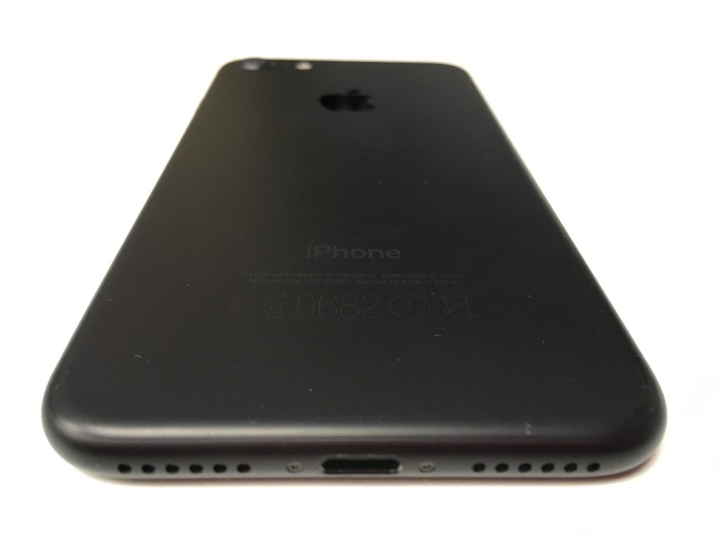 Cara Membersihkan Lubang Speaker iPhone