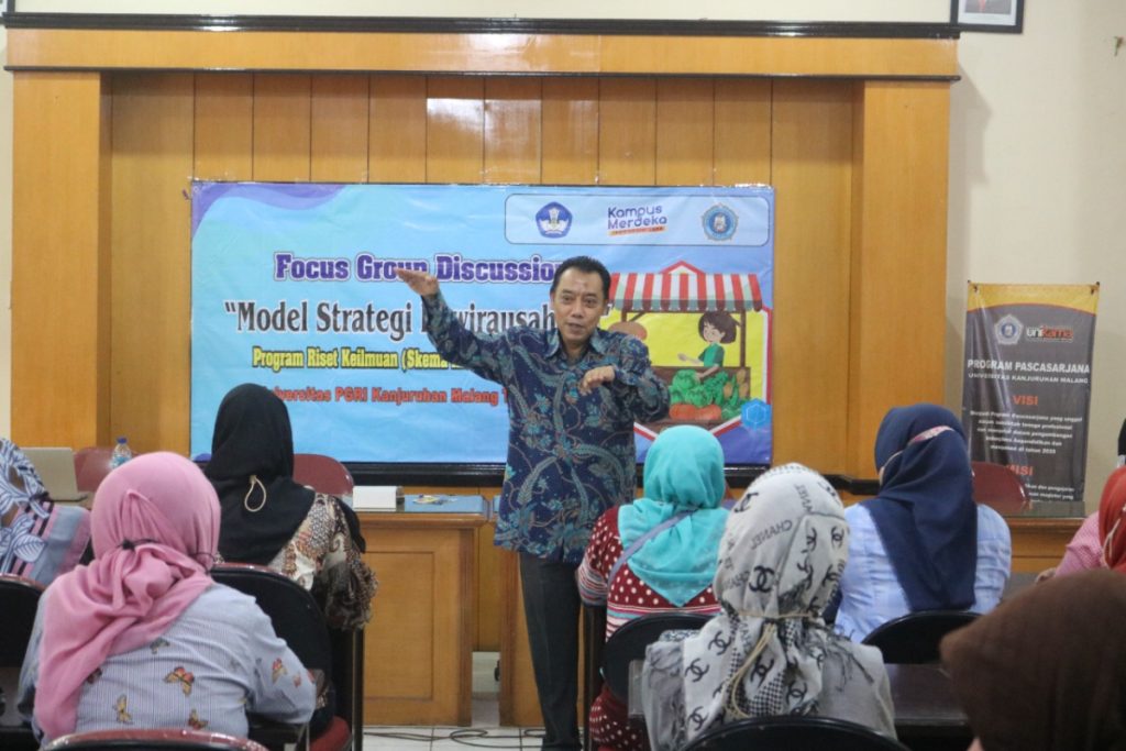 Prof Juniardi dalam FGD menerangkan kepada audiens
