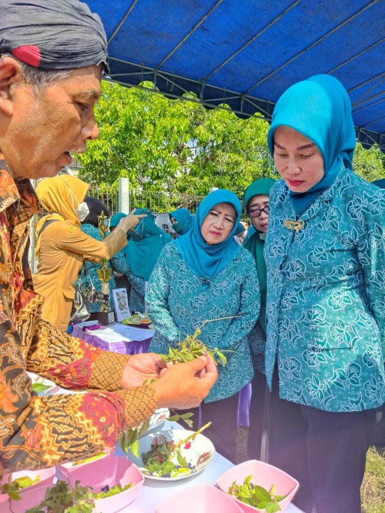 Kelompok PKK Pandawangi RW12 Pamerkan Hasil Olahan Bunga Telang ke Ketua Penggerak PKK Kota Malang