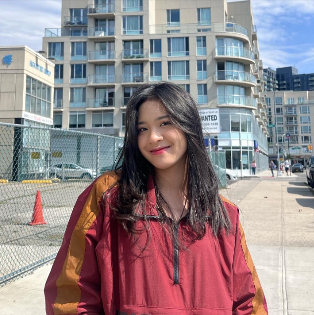 Biodata Zee JKT48, Yang Memiliki Nama Asli Azizi Asadel