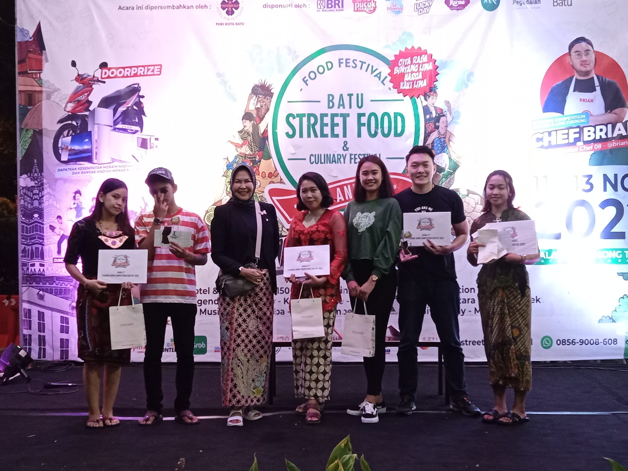 FOTO: Walikota Batu Dewanti Rumpoko Hadir Untuk Serahkan Hadiah Di Batu Street Food Festival