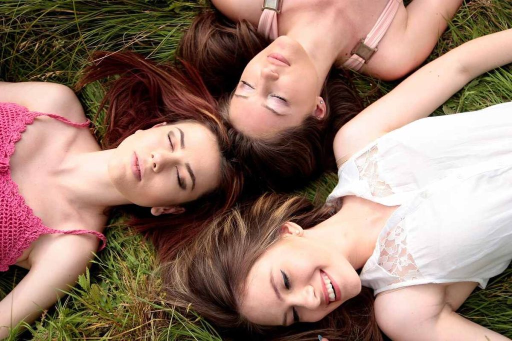 Arti Mimpi Bertemu Teman Lama Wanita dan Laki-Laki
