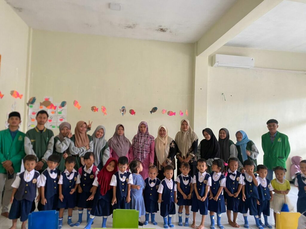 Kreativitas Mahasiswa KKN-T UNIRA dalam Menciptakan Media dari bahan bekas untuk Pembelajaran PAUD Permata Bunga