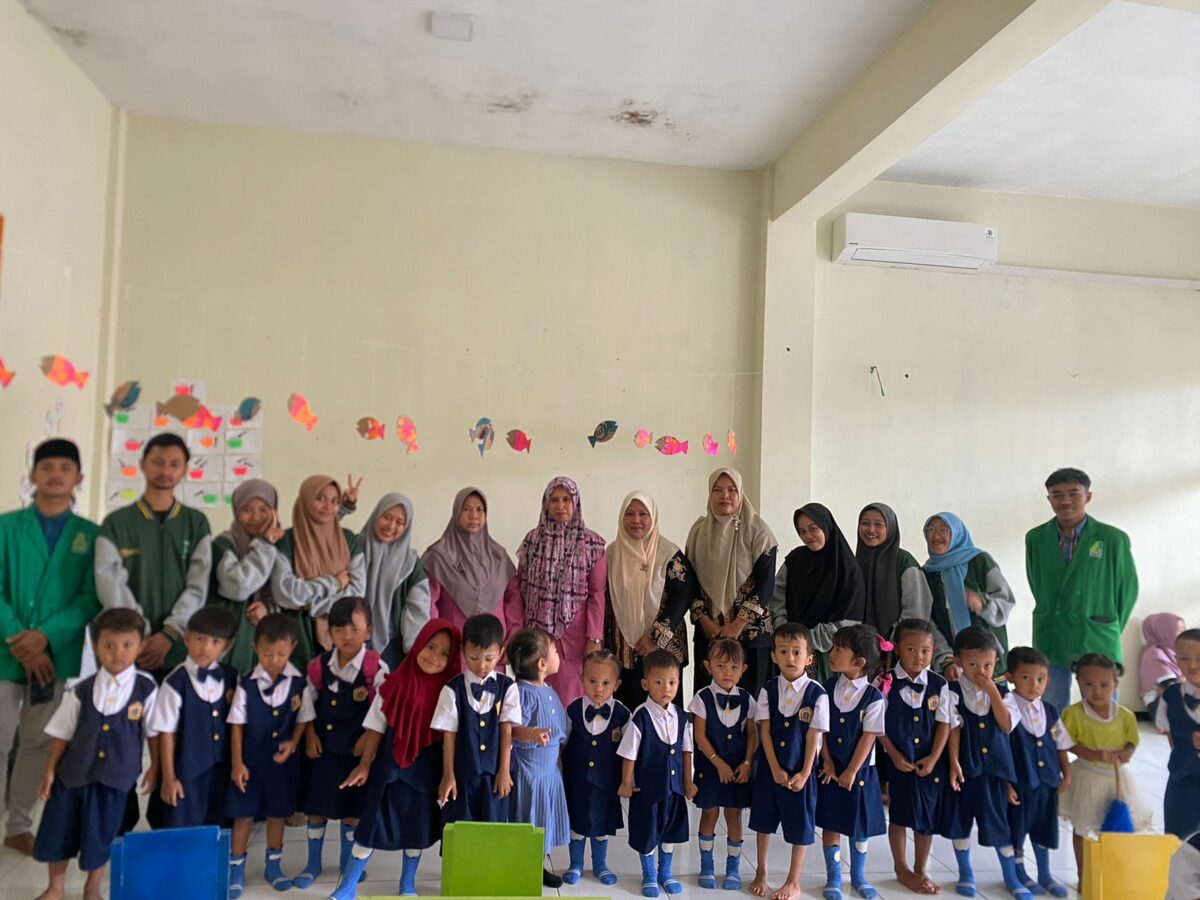 Kreativitas Mahasiswa KKN-T UNIRA dalam Menciptakan Media dari bahan bekas untuk Pembelajaran PAUD Permata Bunga