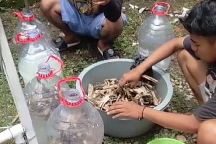 KKN-T Kelompok 19 UNIRA Malang Gelar Percobaan Pembuatan Pupuk Organik Cair