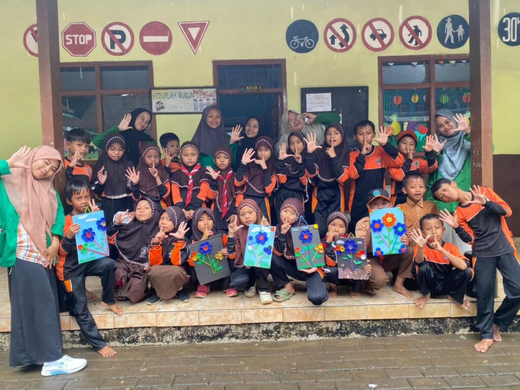 Menginspirasi Kreativitas Siswa MI: Mahasiswa KKN UNIRA Kel 19 Mengubah Tutup Botol Menjadi Bunga
