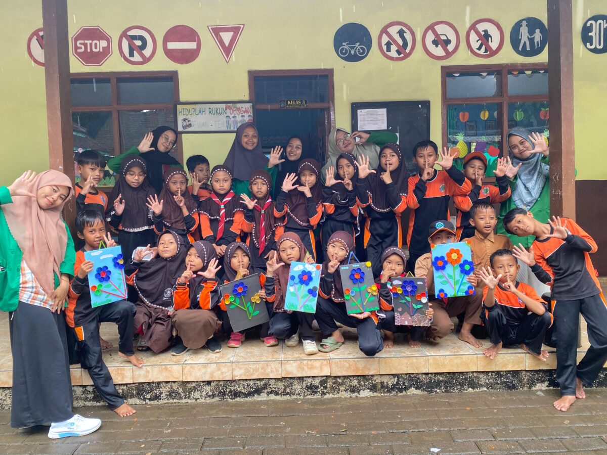 Menginspirasi Kreativitas Siswa MI: Mahasiswa KKN UNIRA Kel 19 Mengubah Tutup Botol Menjadi Bunga