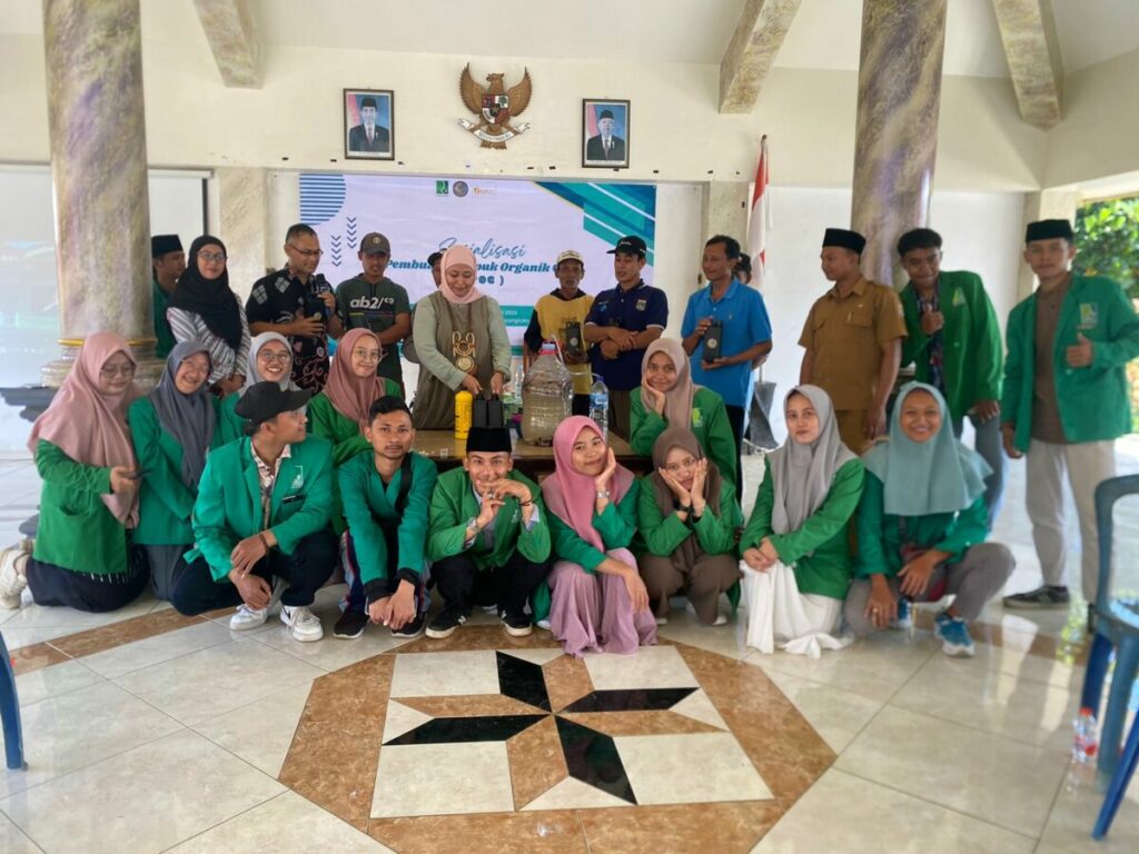 Harga Pupuk Mahal, Mahasiswa KKN Berikan Sosialisasi Pembuatan Pupuk Organik Cair (POC) kepada Petani