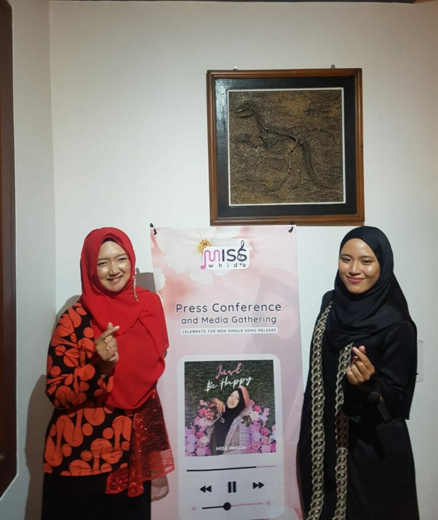 Dosen Humaniora UIN Maulana Malik Ibrahim, Whida Rositama (berbaju merah) kembali meluncurkan single lagunya yang berbahasa inggris bersama mahasisiwanya yakni Qarina Vitri Aulia sebagai backing vocal