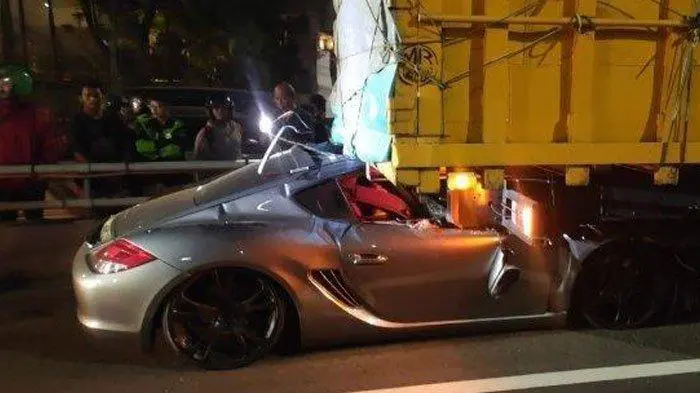 Ini Spesifikasi Mobil Porsche Yang Kecelakaan dan Terseret Truk Di Tol Jakarta Selatan