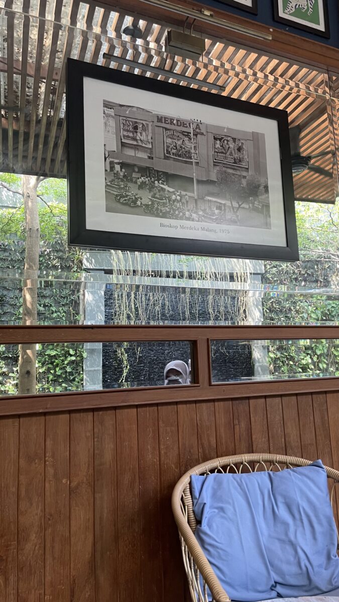 Foto wMalang tempo doeloe terpajang di sepanjang tembok dalam Zocco Heritage Foto wMalang tempo doeloe terpajang di sepanjang tembok dalam Zocco Heritage