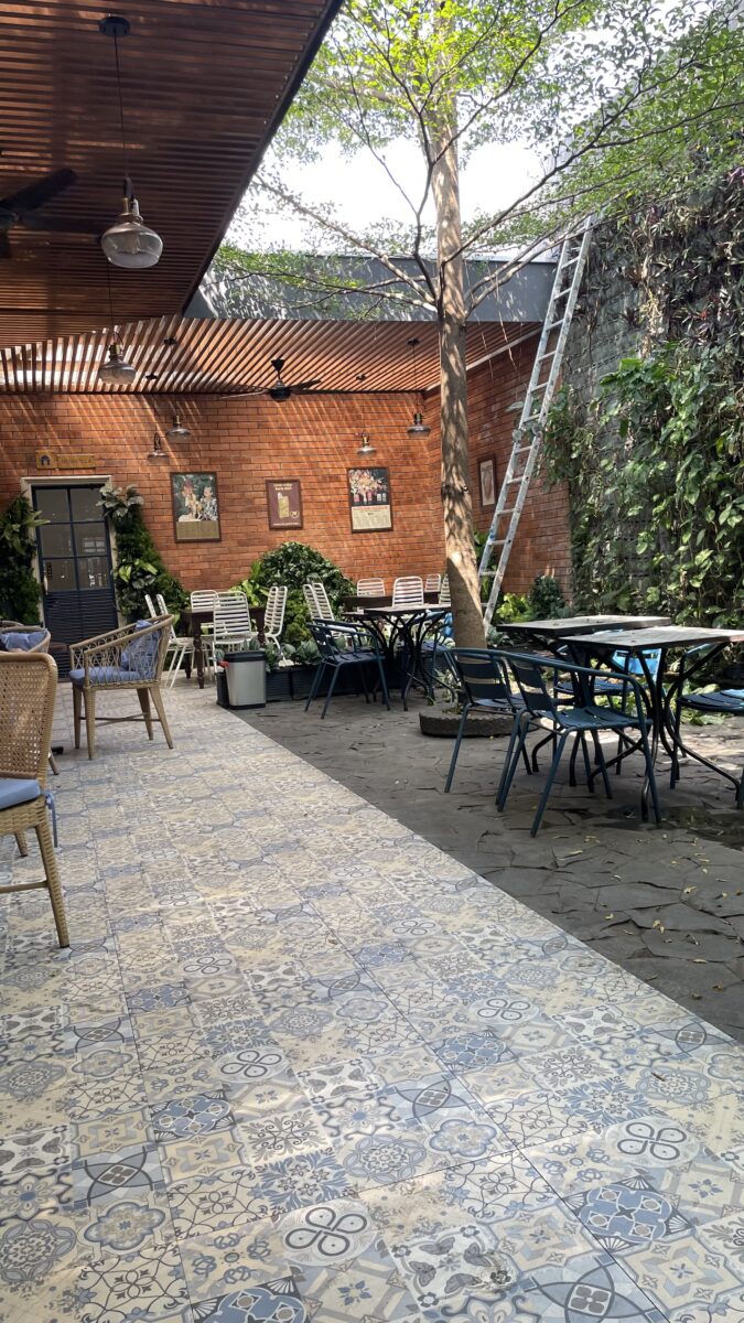 Smoking Area Selain menyediakan ruangan ber-ac yang nyaman. Zocco Heritage juga menyediakan tempat terbuka yang nyaman di bagian belakang. Di smoking area ini Anda bisa menukmati hidangan, berbincang sembari menikmati suara gemricik air