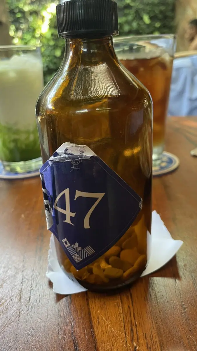 Nomor Meja yang Unik Kesan tempo doeloe di Zocco Heritage dimulai sejak Anda pesan makanan dan minuman. Usai pesan, Anda akan menerima sebuah botol dengan nomor meja Anda