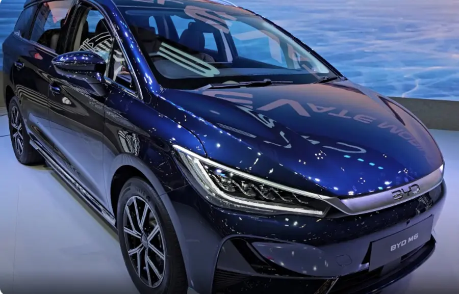 Mobil Listrik 7 Seater - BYD M6 tampak depan