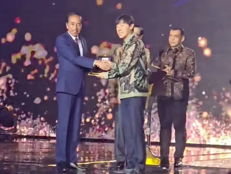 Shin Tae yong menerima Golden Visa dari Presiden Joko Widodo