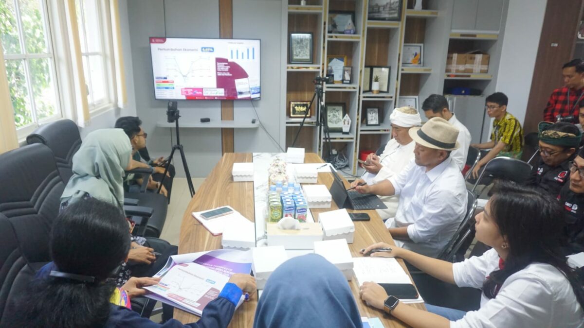 WhatsApp Image 2024-09-05 at 20.00.42 (1) Bapaslon Sam HC-Ganis Rumpoko Datangi Kantor Bappeda Kota Malang