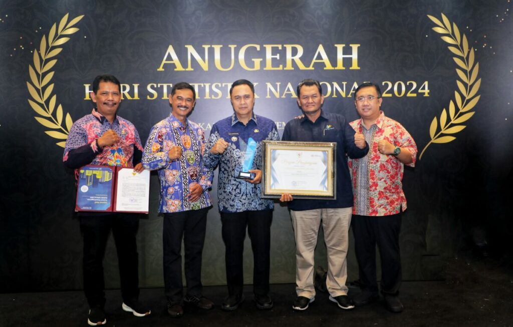Pj Walikota Malang, Iwan Kurniawan, Terima Penghargaan Anugerah Anindhita Wistara Data dari BPS RI