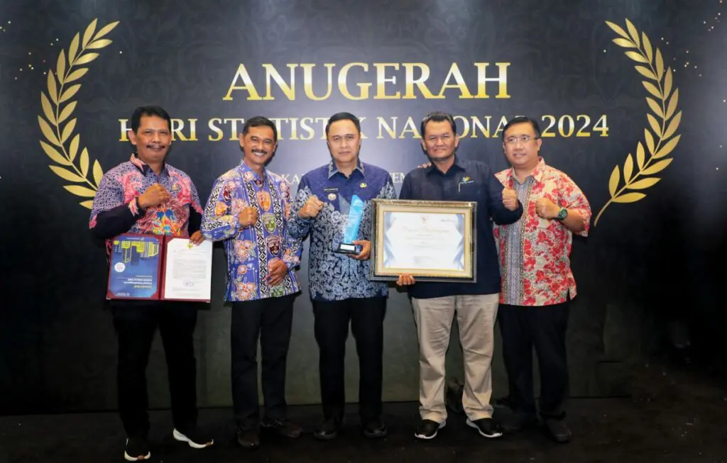 Pj Walikota Malang, Iwan Kurniawan, Terima Penghargaan Anugerah Anindhita Wistara Data dari BPS RI