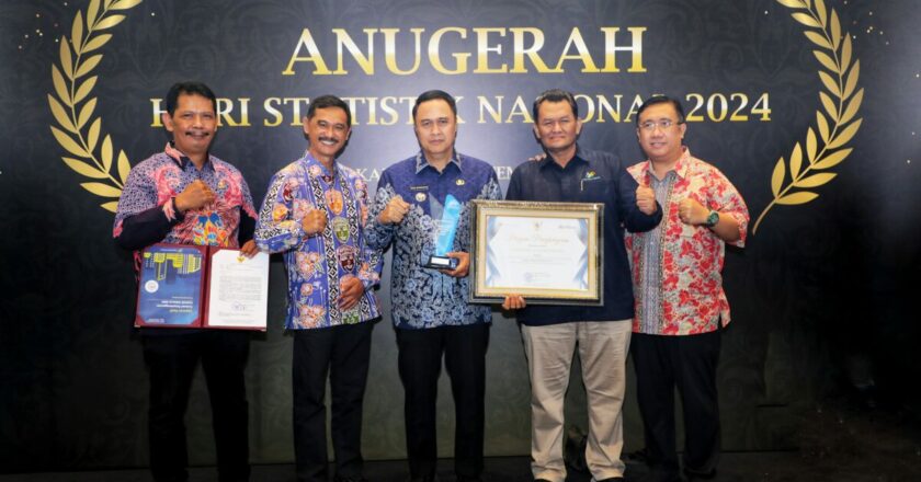 Pj Walikota Malang, Iwan Kurniawan, Terima Penghargaan Anugerah Anindhita Wistara Data dari BPS RI