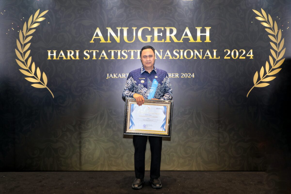 WhatsApp Image 2024-09-26 at 18.49.07 Pj Walikota Malang, Iwan Kurniawan, Terima Penghargaan Anugerah Anindhita Wistara Data dari BPS RI
