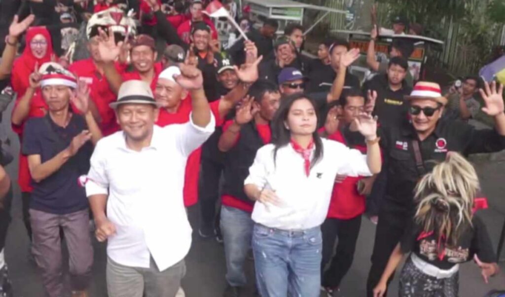 Pasangan Sam HC dan Mbak Ganis Rumpoko Saat Mendaftarkan Diri